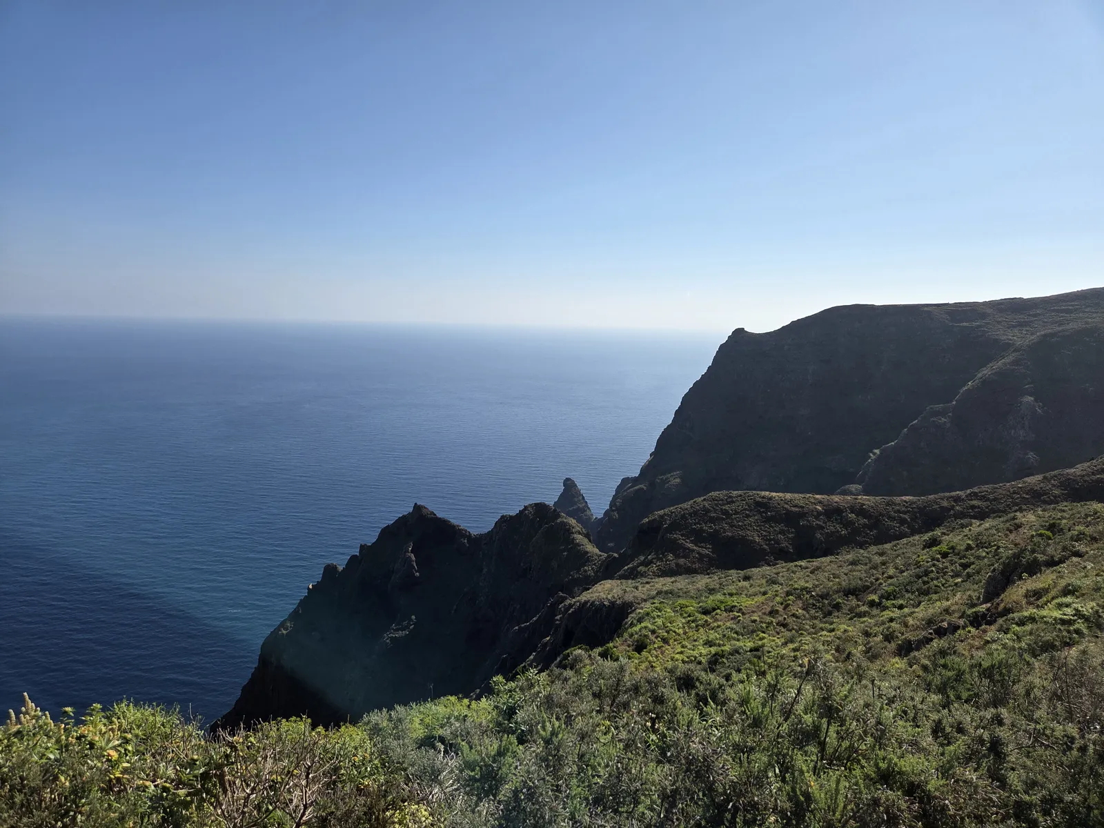 Acantilados contemplados desde el Mirador de Aguaide sobre el océano Atlántico