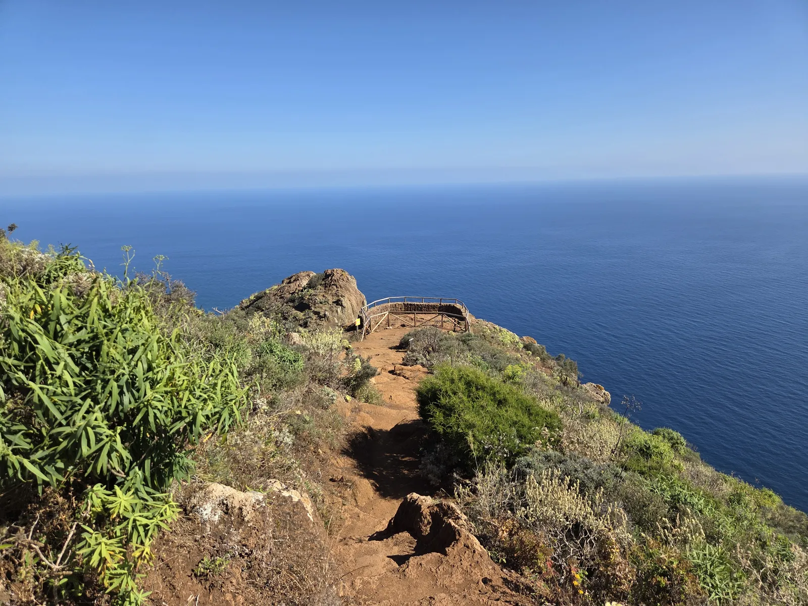 Sendero y plataforma del mirador de Aguaide frente al océano