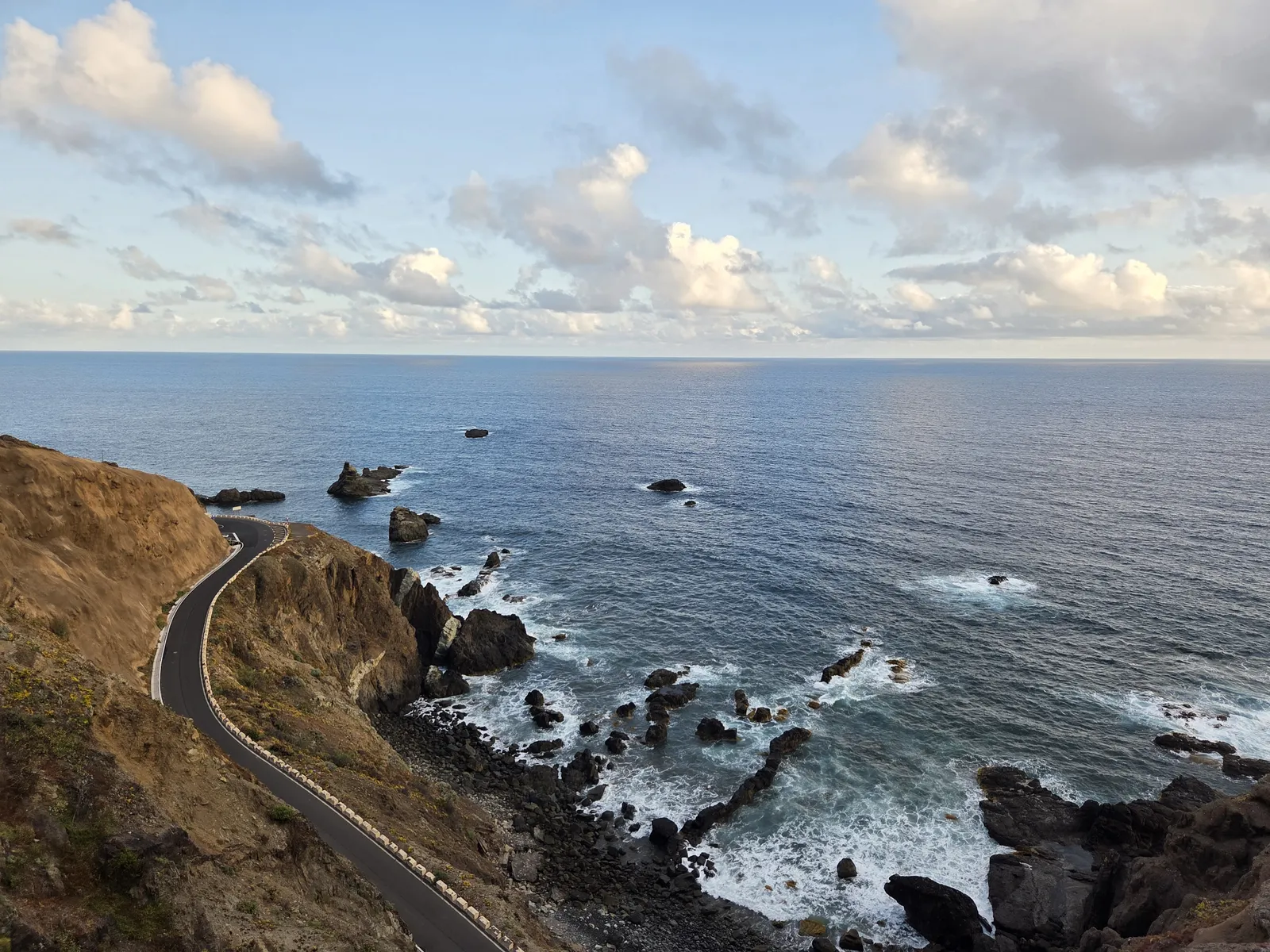 Carretera sinuosa junto a los acantilados y roques de la costa de Almáciga