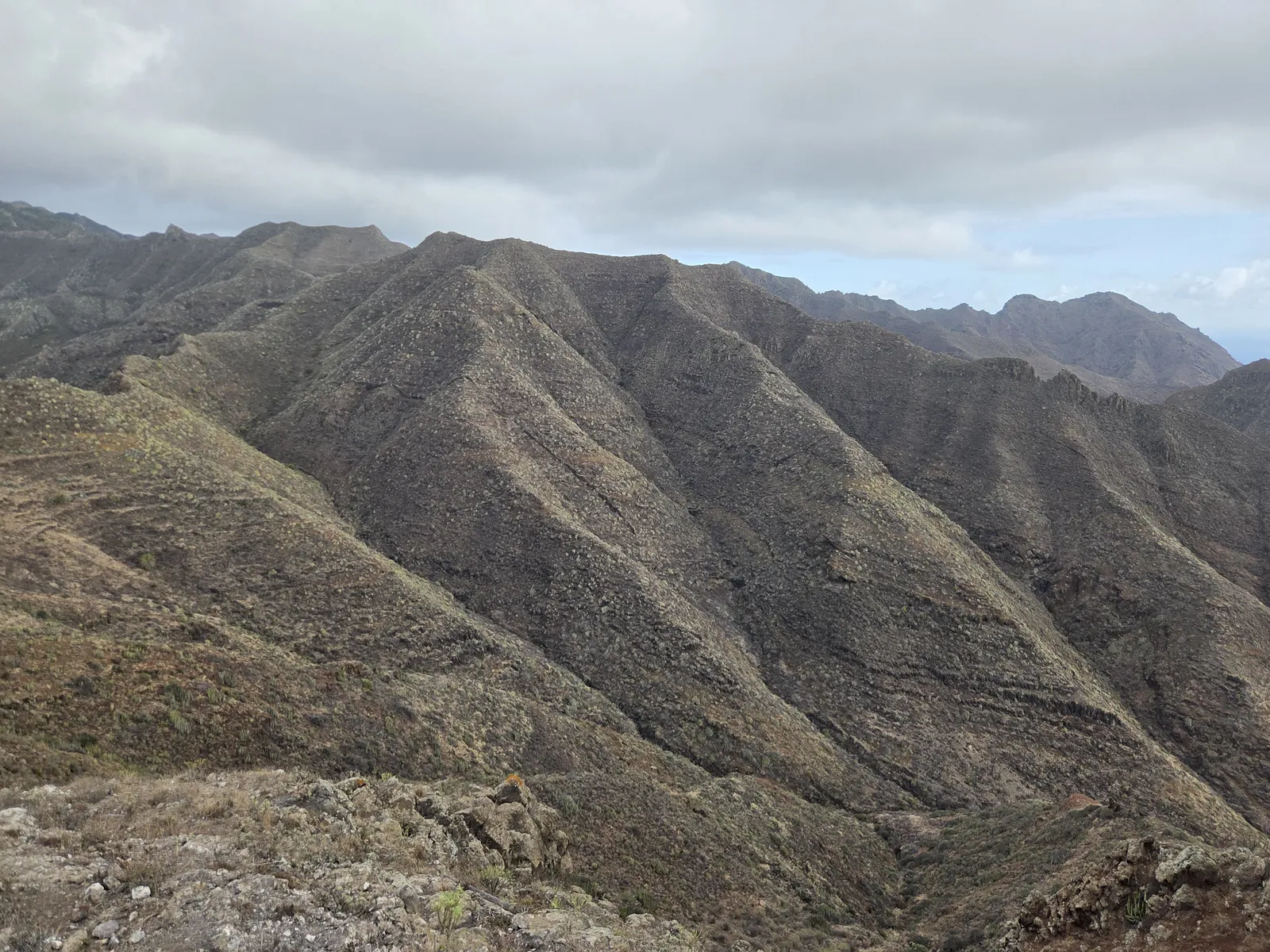 Relieve montañoso y crestas volcánicas en el entorno del barranco de Zapata