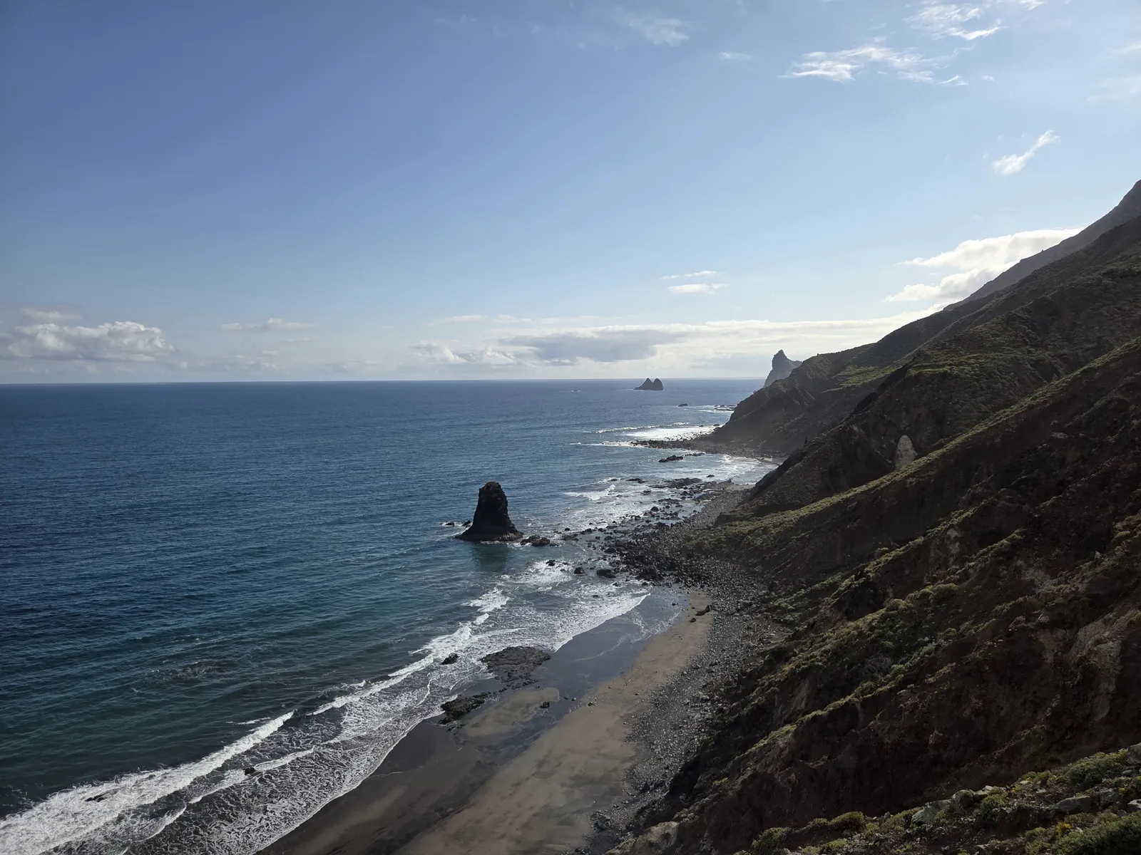 Playa de Benijo, acantilados y roques volcánicos frente a la costa de Anaga