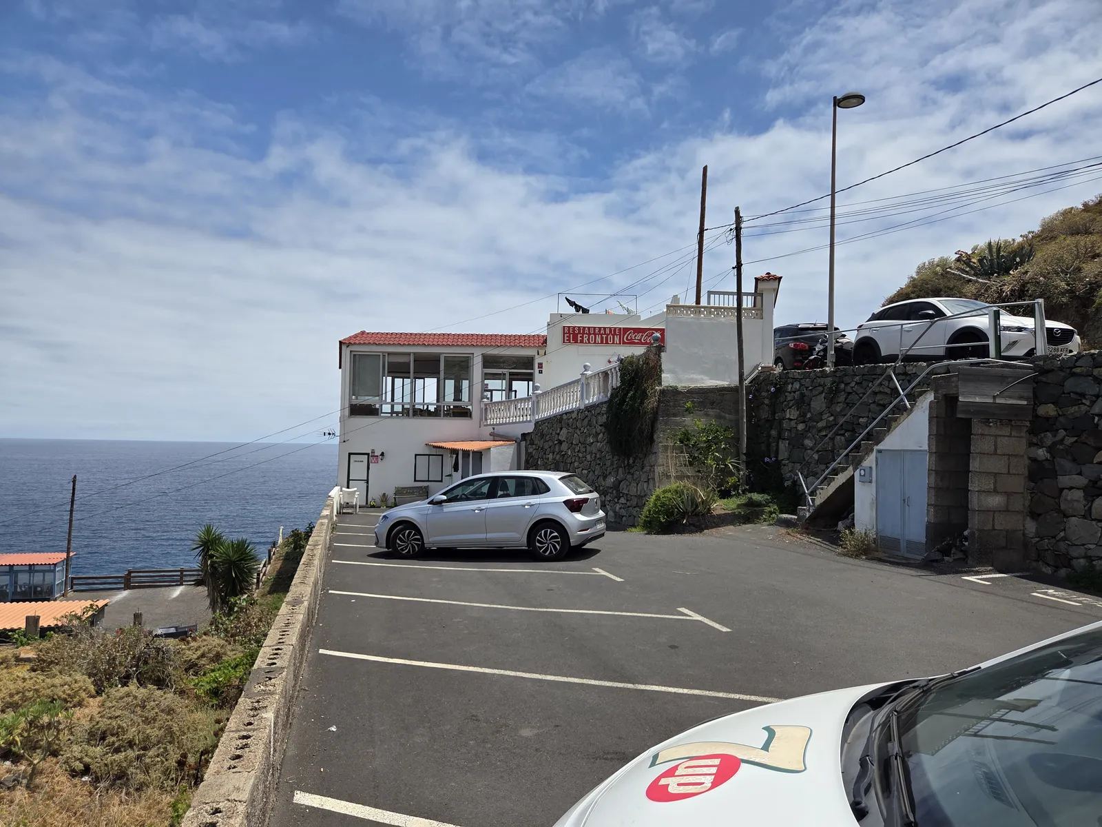 Pequeña zona de estacionamiento junto a la carretera de Benijo