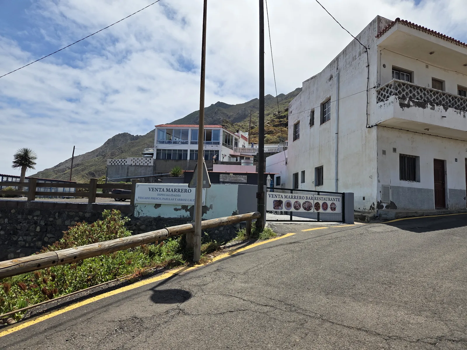 Entrada de Venta Marrero en el caserío de Benijo, rodeada por las montañas de Anaga