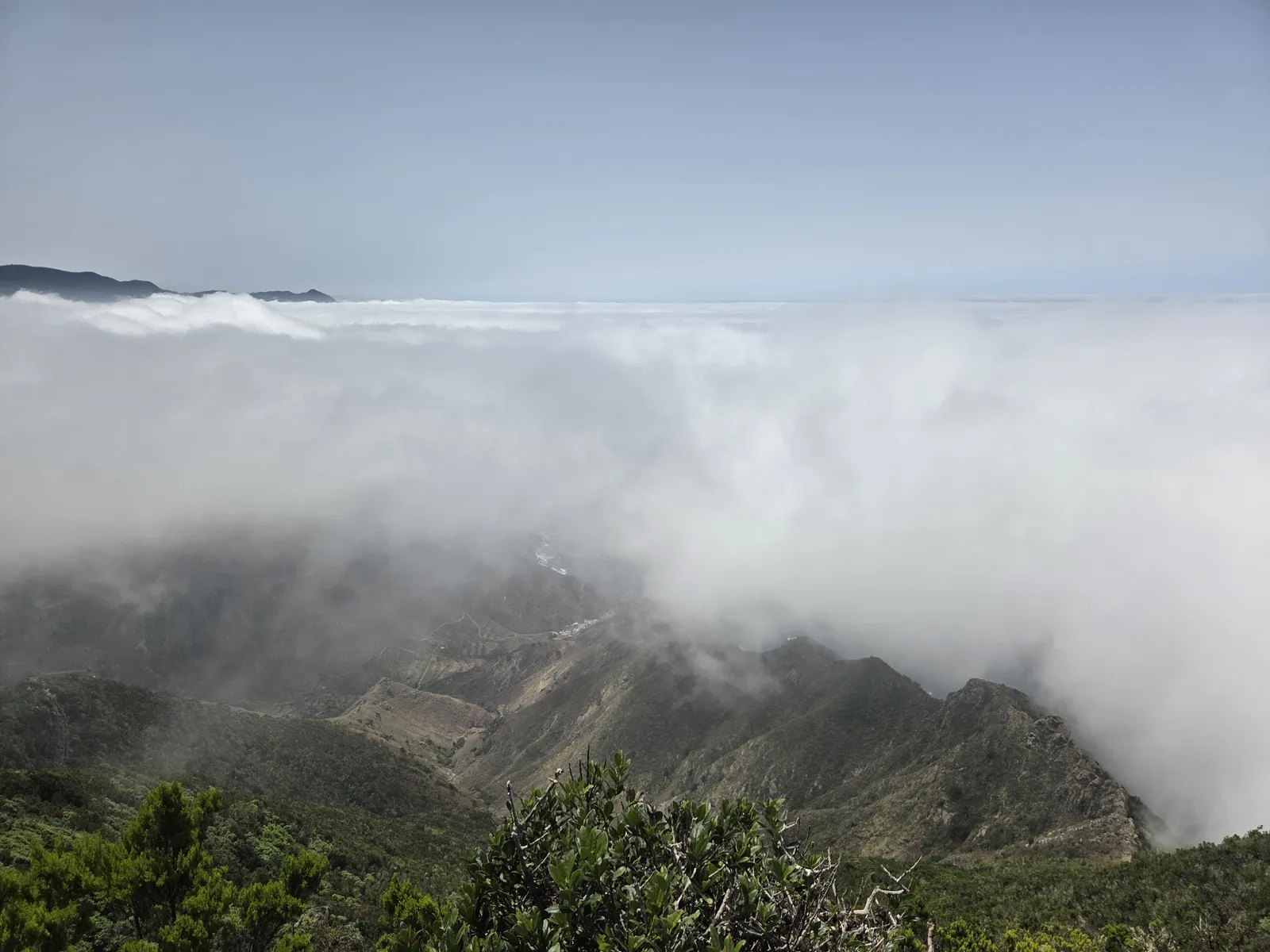 Vista desde Cabezo del Tejo con crestas de Anaga cubiertas parcialmente por nubes