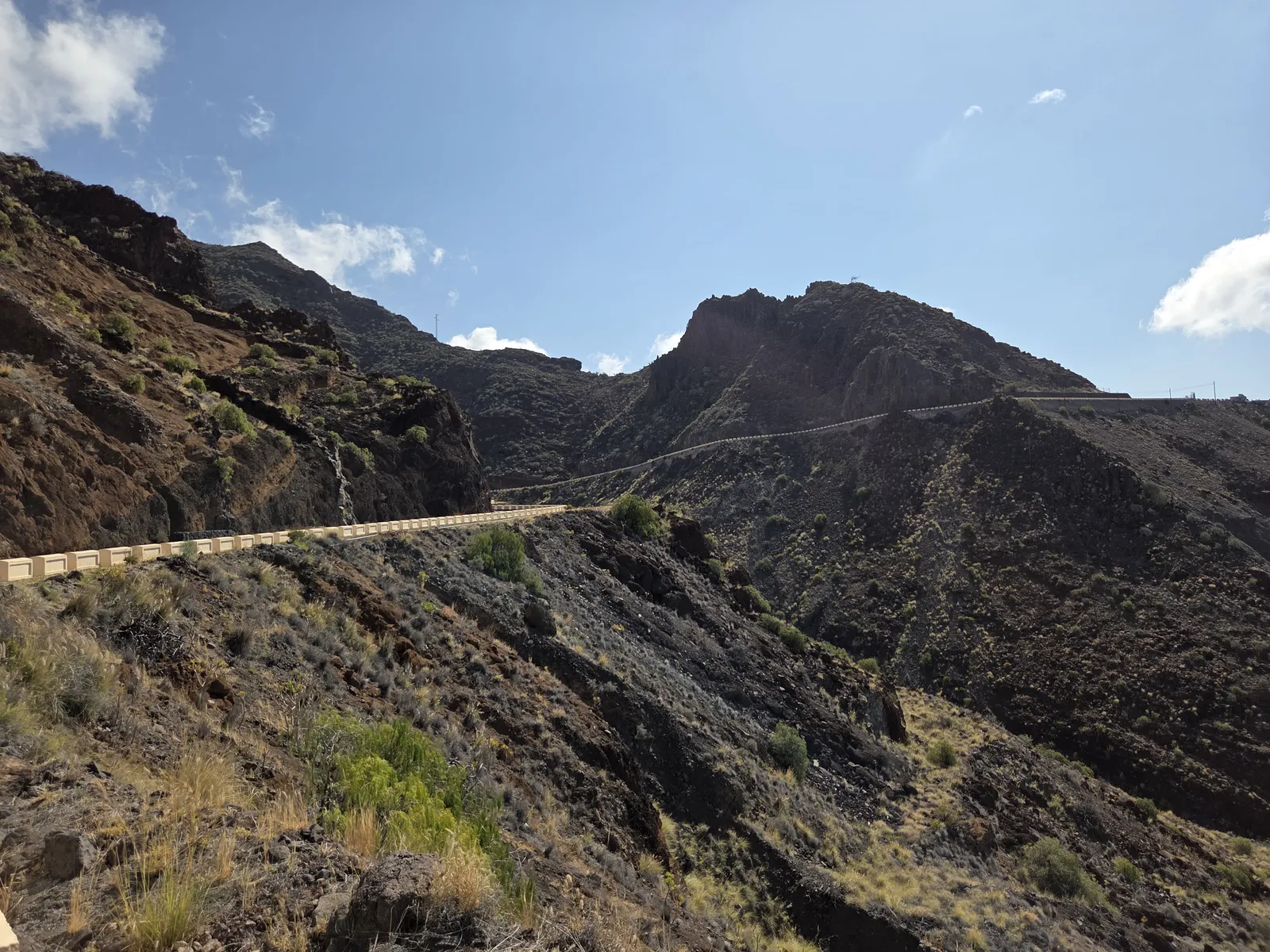 Carretera de montaña atravesando las laderas áridas próximas a Igueste