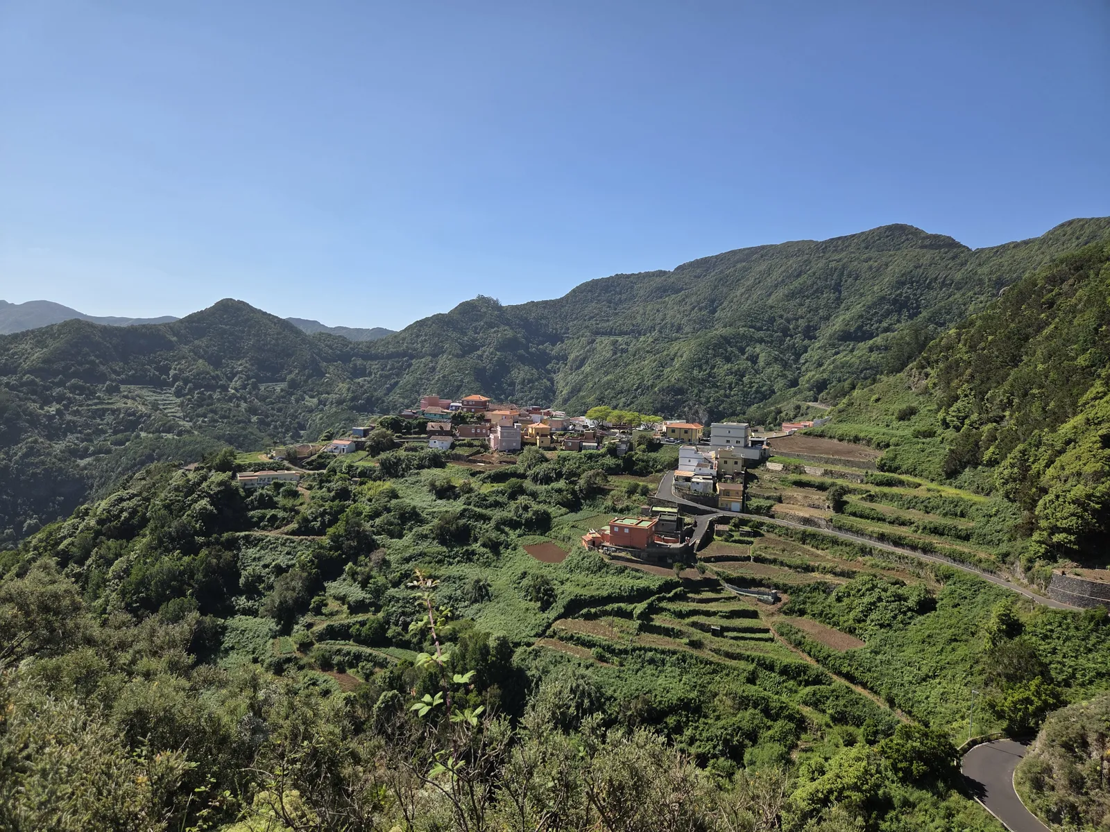 Caserío de Las Carboneras entre montañas y cultivos en terrazas