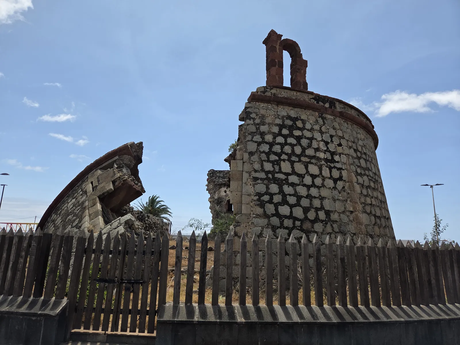 Ruinas de la torre circular del Castillo de San Andrés