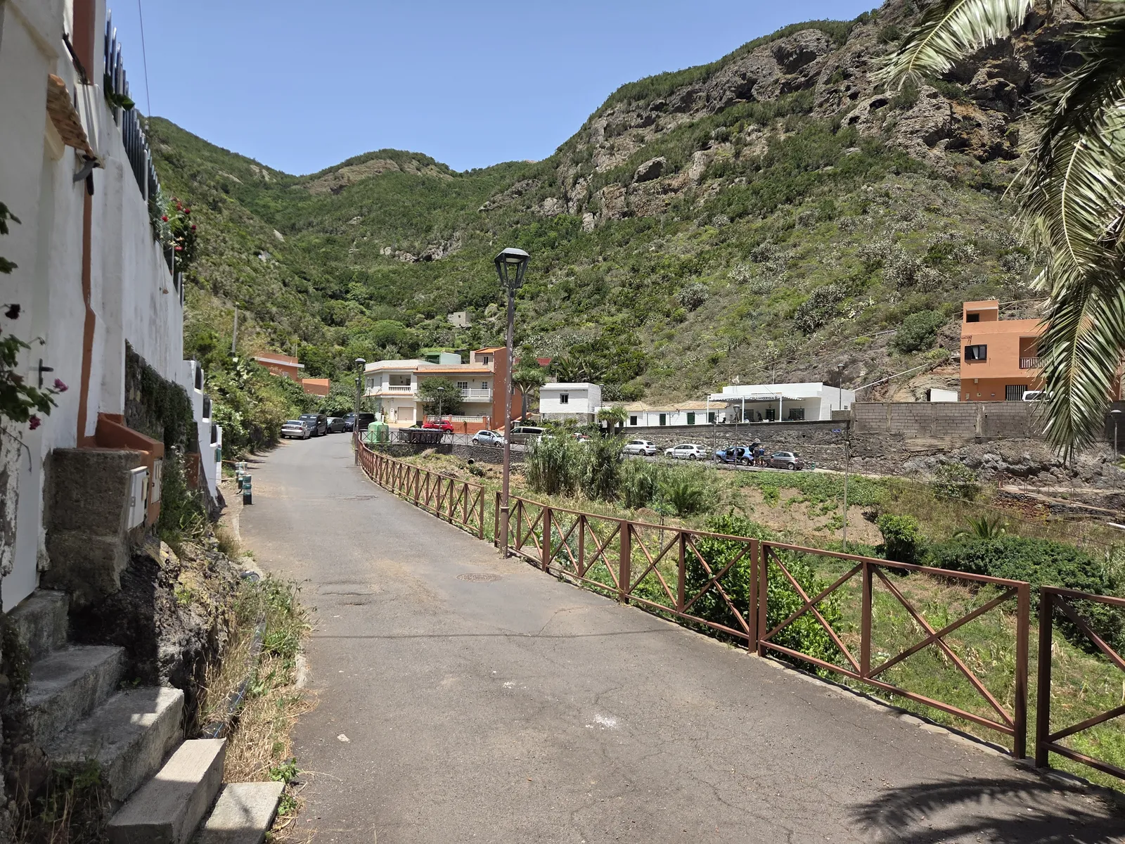 Calle de Chamorga entre casas y montañas de Anaga