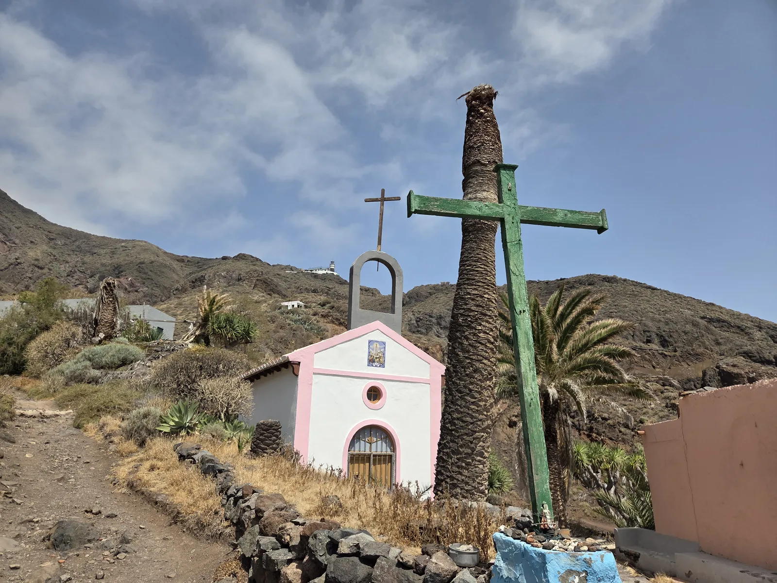 Pequeña ermita de fachada rosada en Roque Bermejo