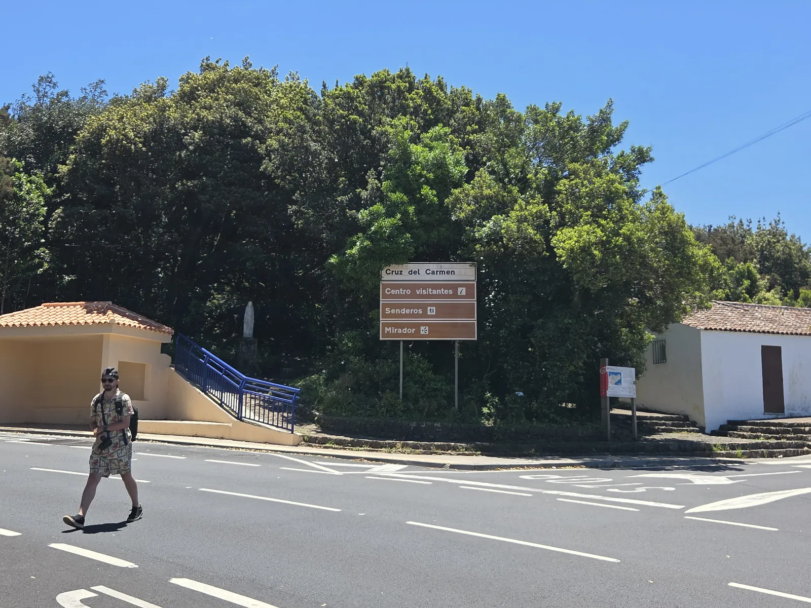 Acceso al centro de visitantes y senderos de Cruz del Carmen