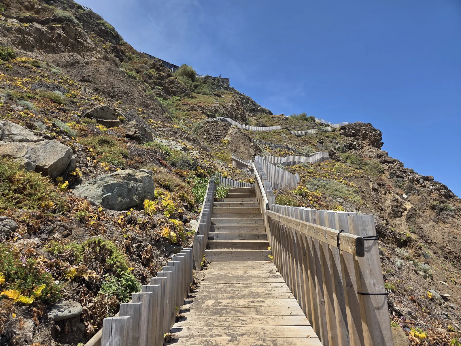 Escalera de madera que desciende por la ladera de Benijo