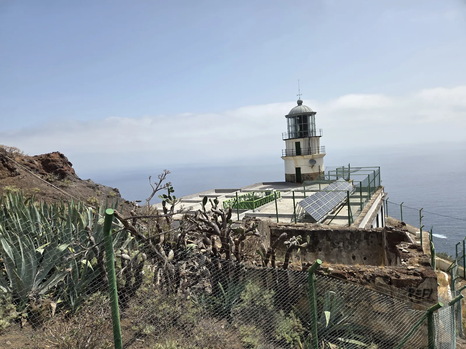 Faro de Anaga sobre una ladera costera frente al Atlántico