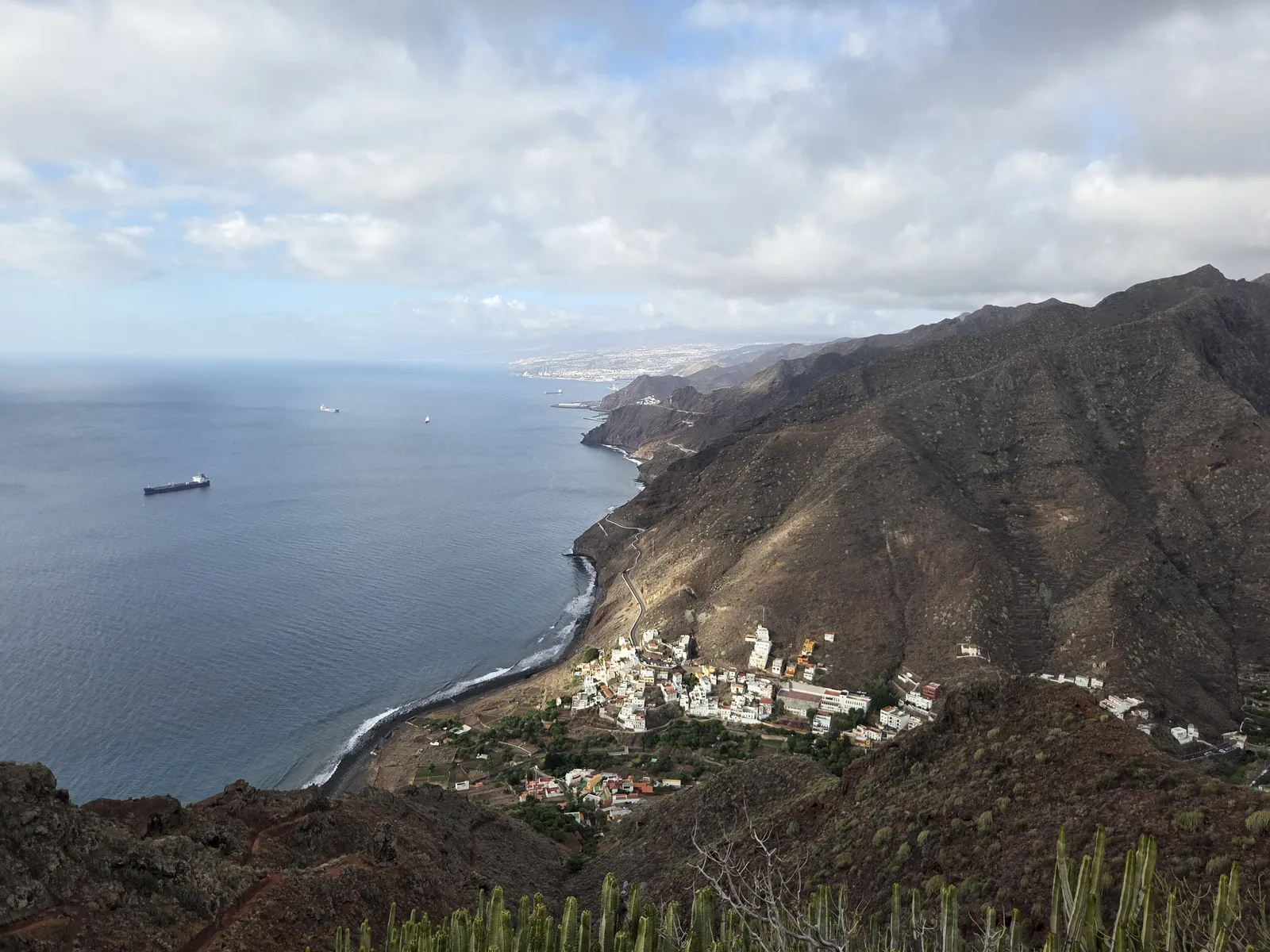 Igueste de San Andrés en un barranco montañoso junto al océano