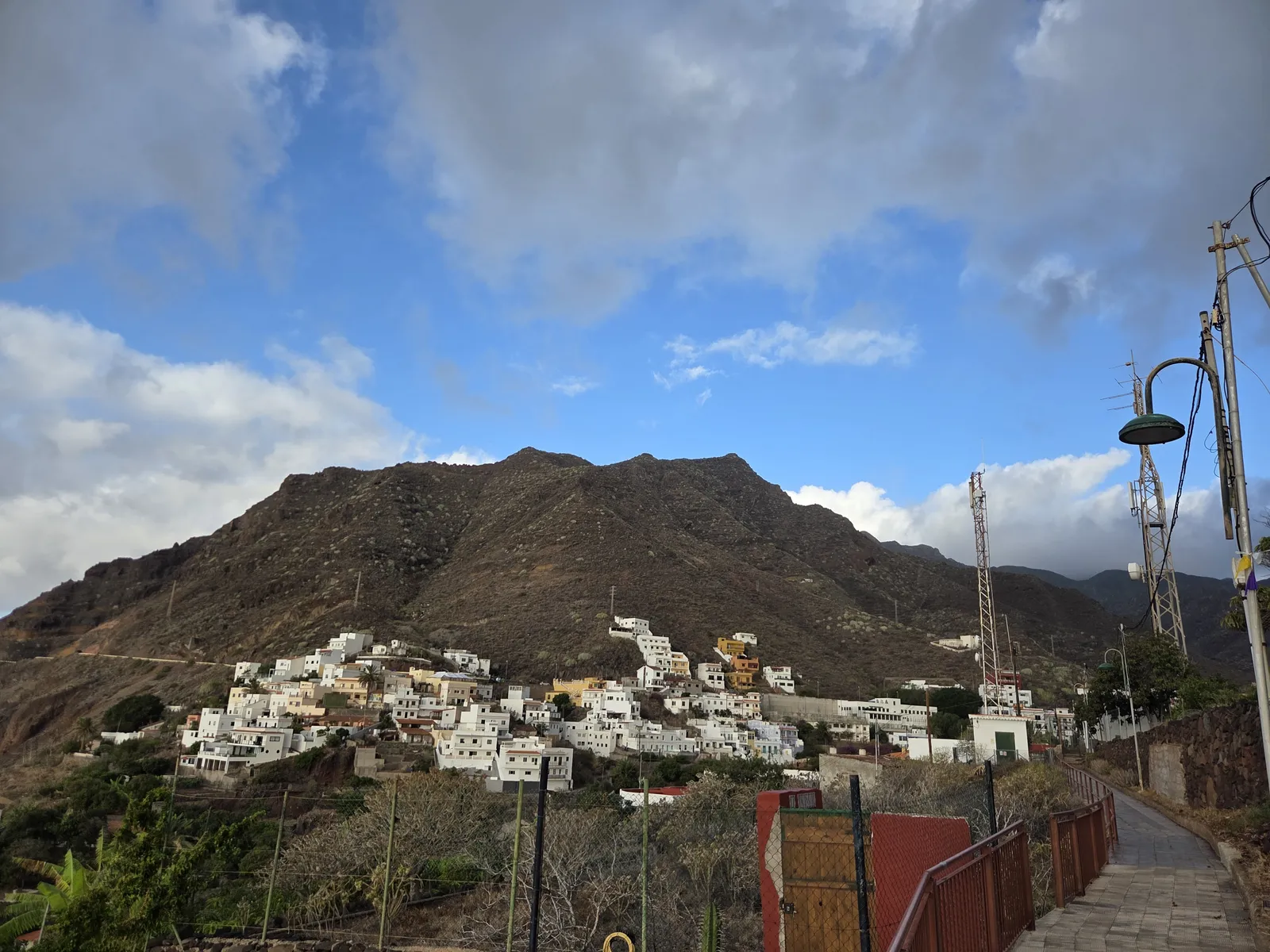 Casas blancas de Igueste de San Andrés bajo las laderas rocosas de Anaga