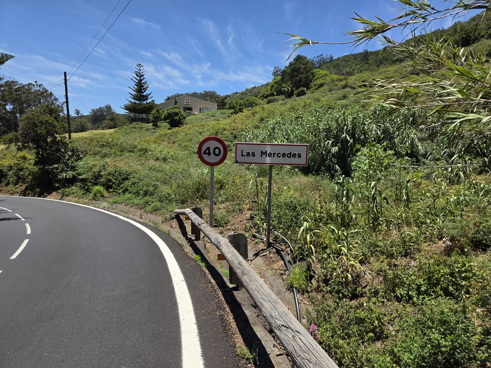Carretera TF-12 a su paso por la entrada de Las Mercedes