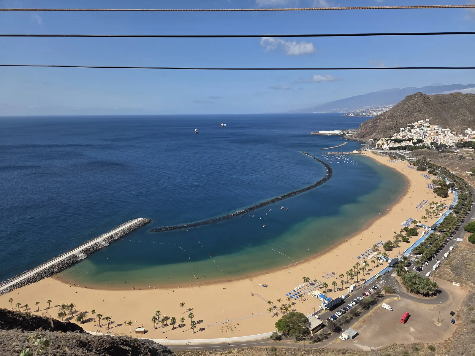 Vista elevada de la playa de Las Teresitas y el núcleo de San Andrés