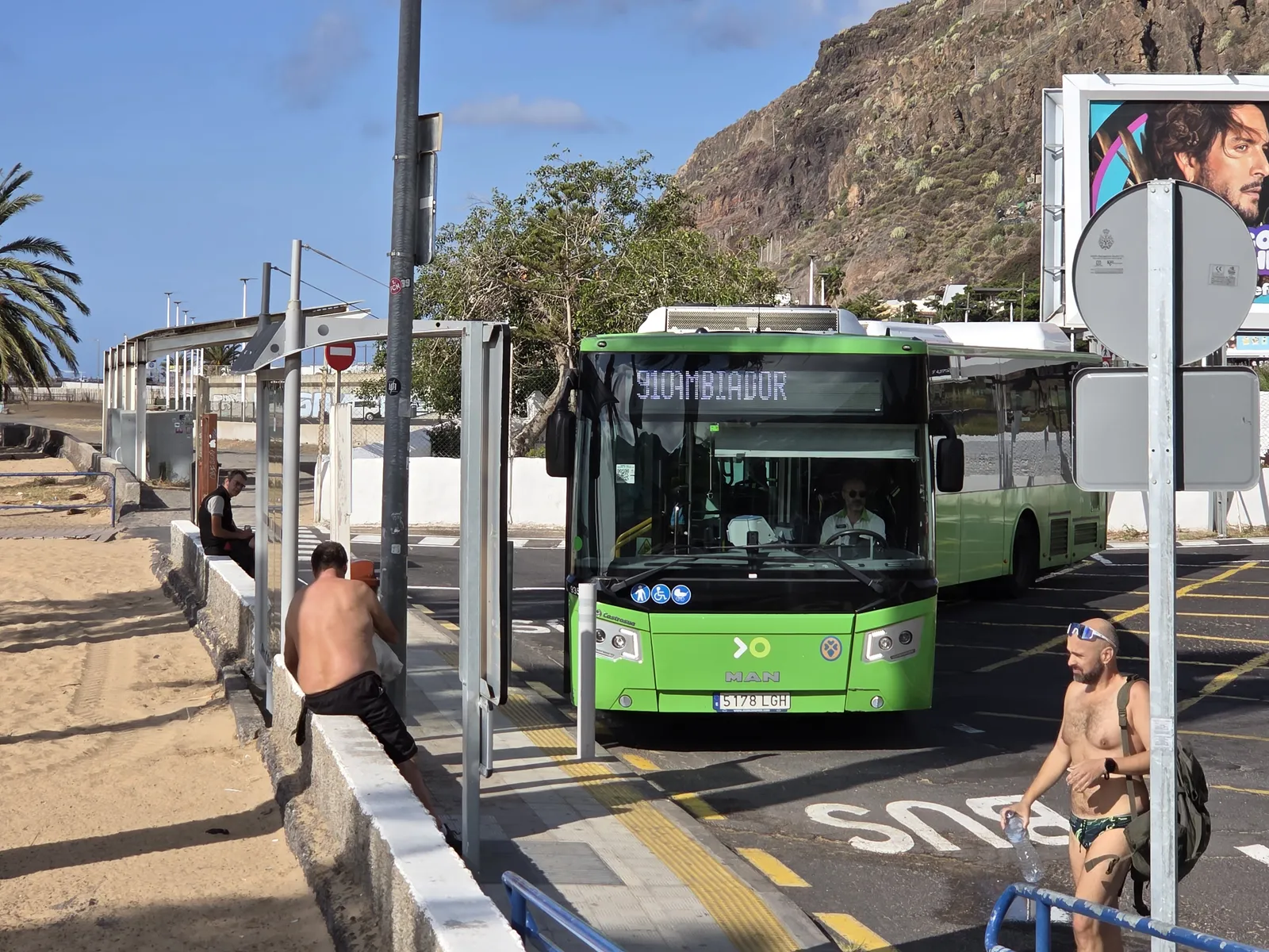 Guagua de TITSA detenida en la parada de Las Teresitas
