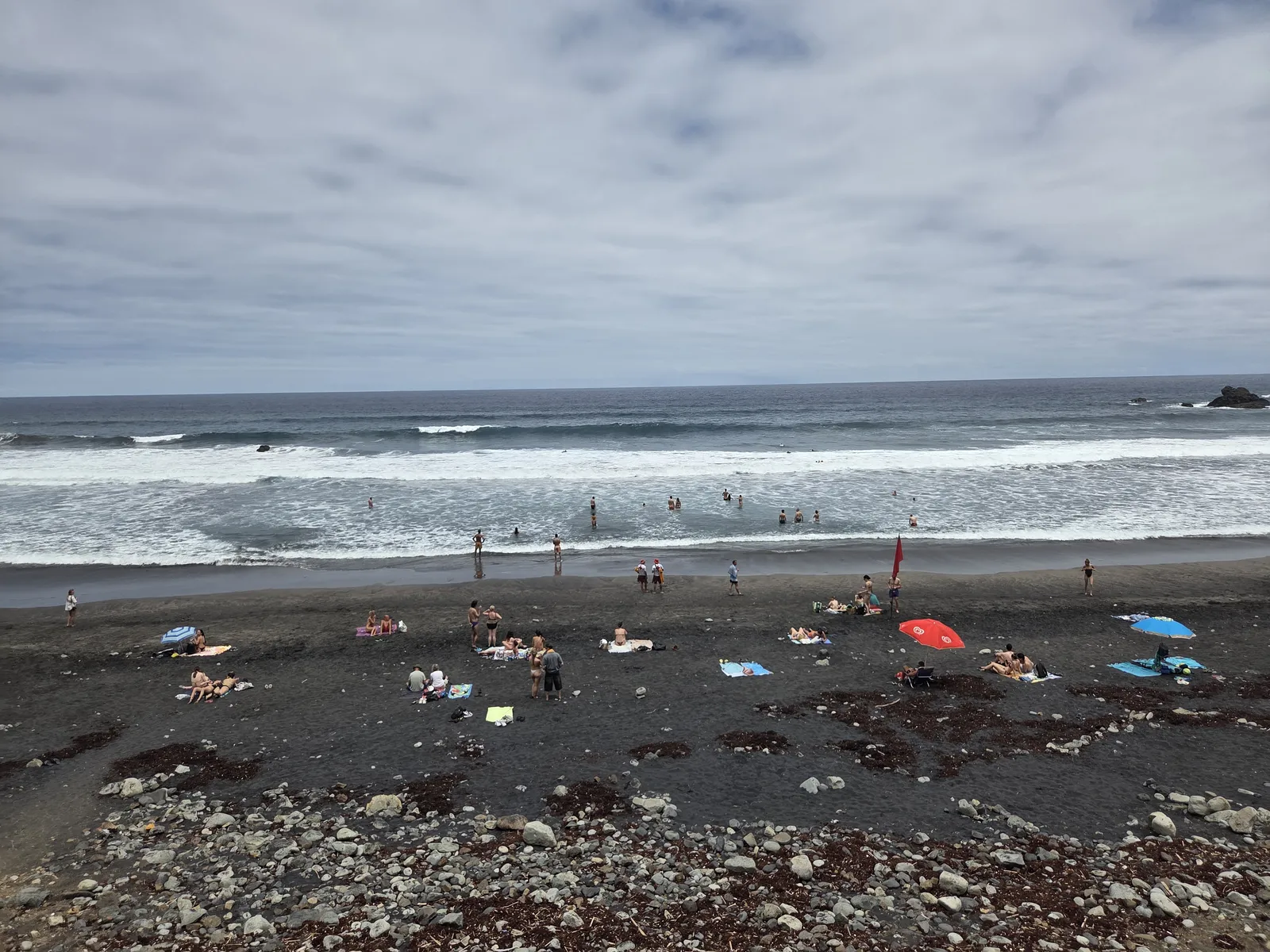 Playa de Almáciga con oleaje en la costa de Anaga