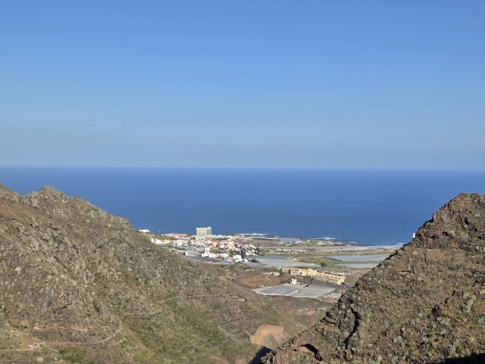 Vista de Punta del Hidalgo desde las montañas de Anaga