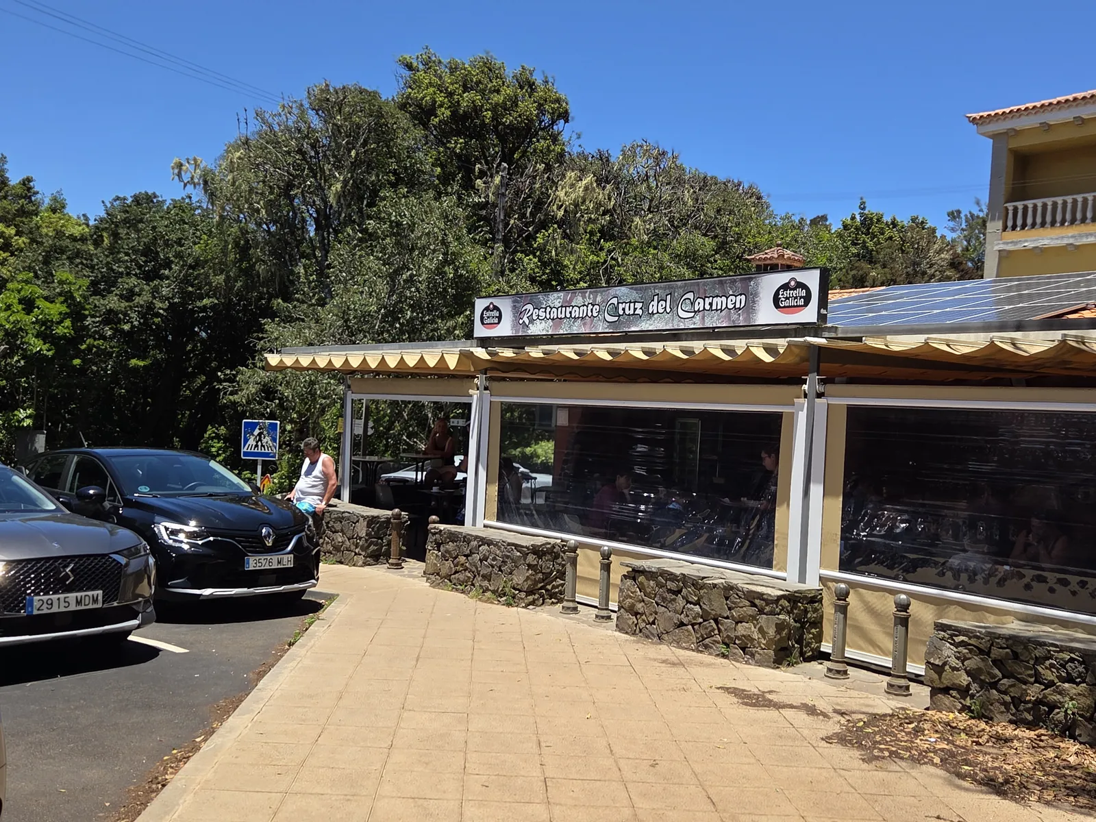 Fachada y terraza cerrada del Restaurante Cruz del Carmen junto a la carretera