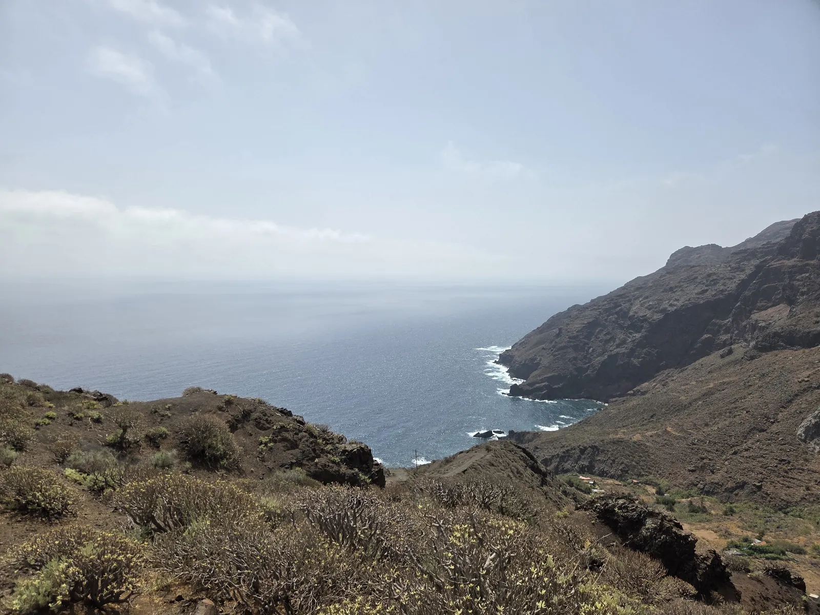 Costa montañosa de Anaga vista desde una ladera sobre el océano