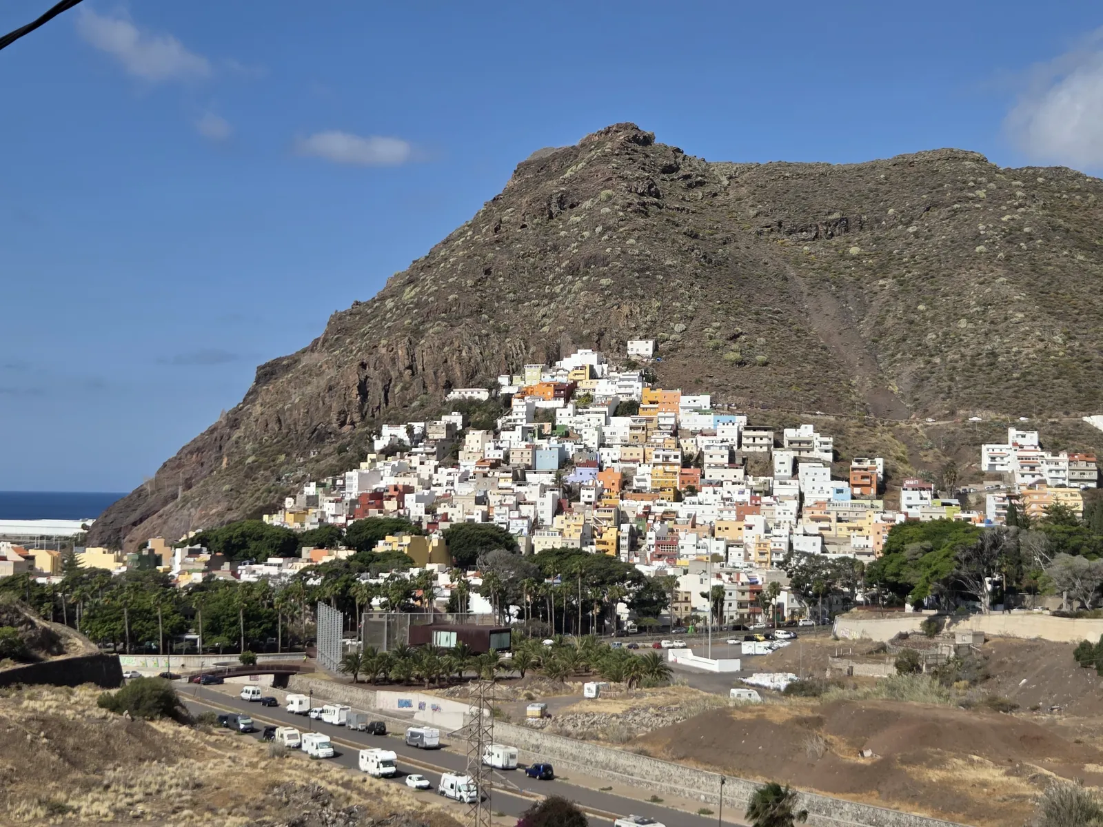 Casas de San Andrés agrupadas sobre la ladera costera