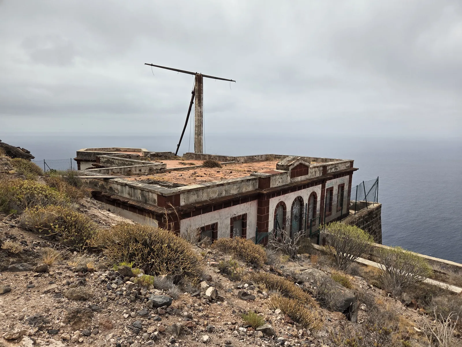 Edificio abandonado del Semáforo de Anaga sobre el acantilado y el océano