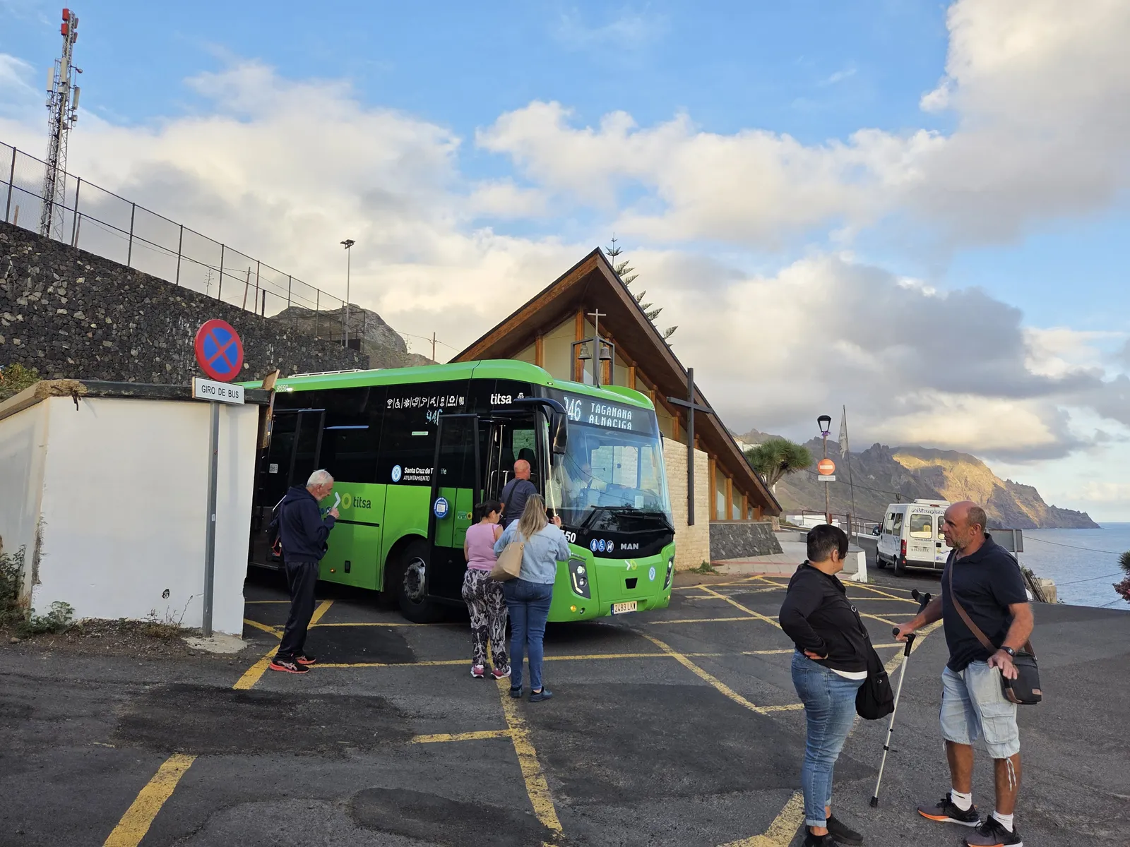 Guagua de la línea 946 en la parada de Almáciga junto a la costa