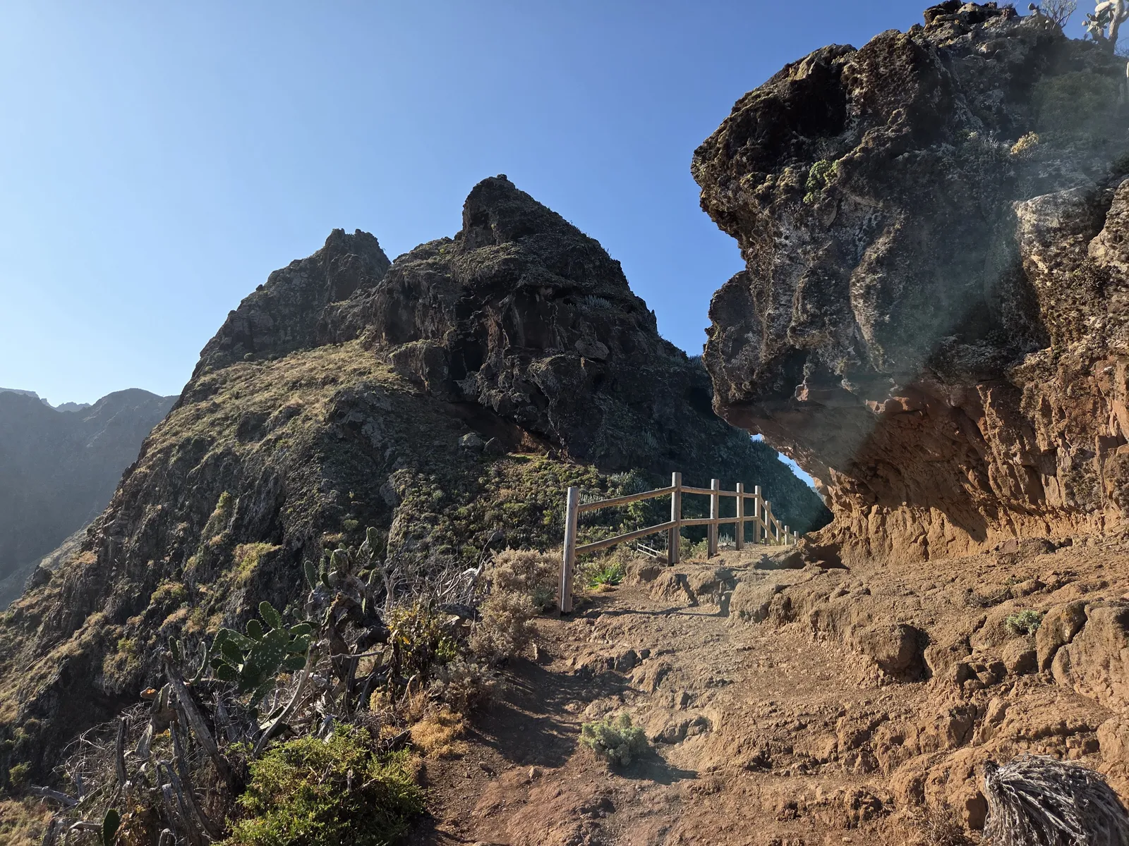 Sendero rocoso entre Chinamada y Punta del Hidalgo